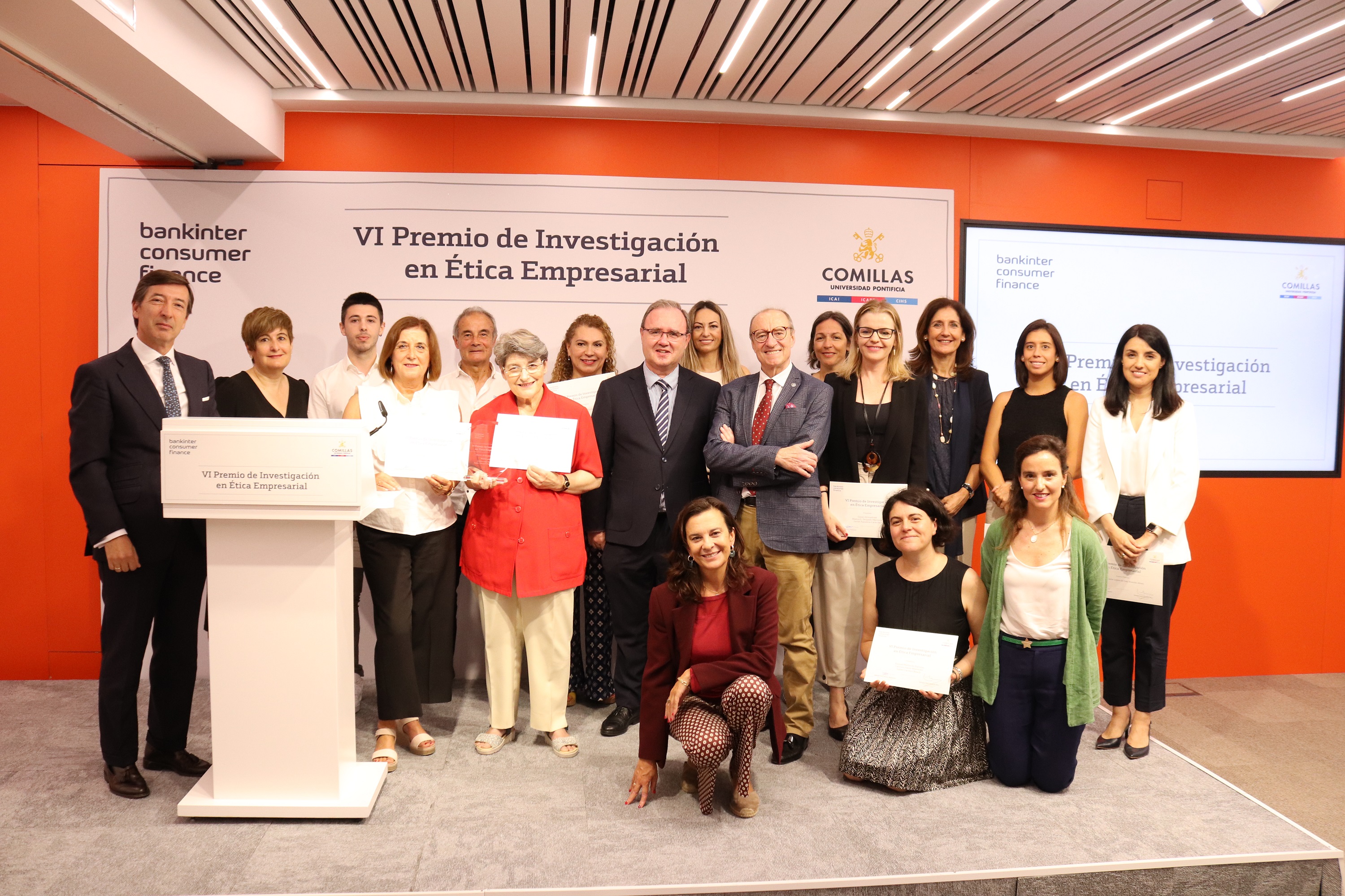 Foto grupo VI Premio de Investigación en Ética Empresarial Bankinter Consumer Finance sala comunicacion.jpg